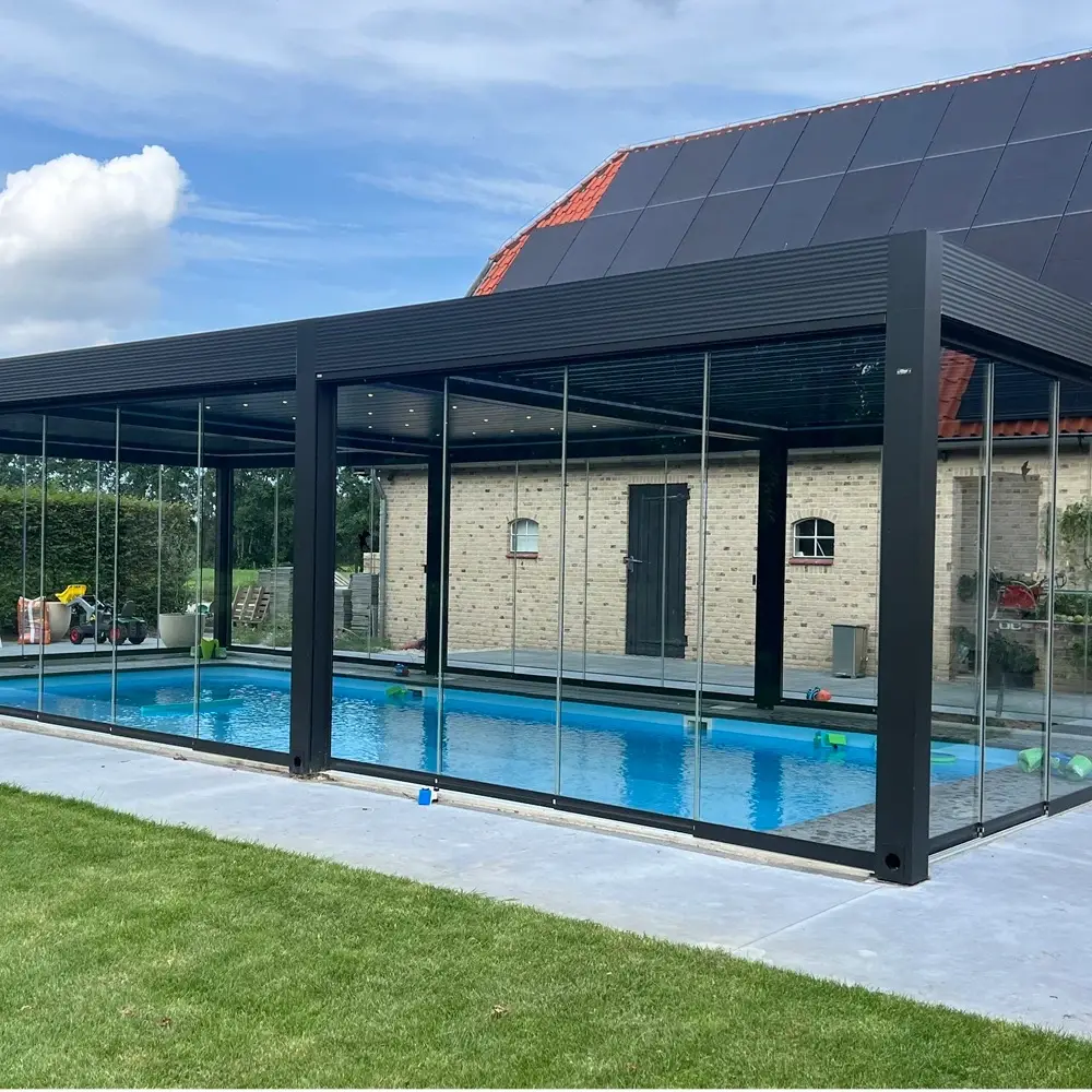 Lamellen tuinkamer over zwembad in Stoutenburg uitgevoerd door Veldman Zonwering