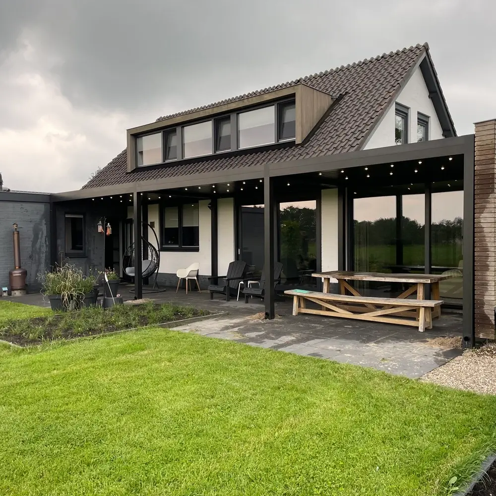 Lamellen overkapping in aanbouw door Veldman Zonwering in Burgum