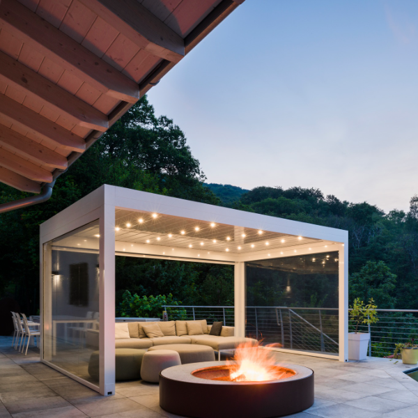 Wit terrasoverkapping met lichten