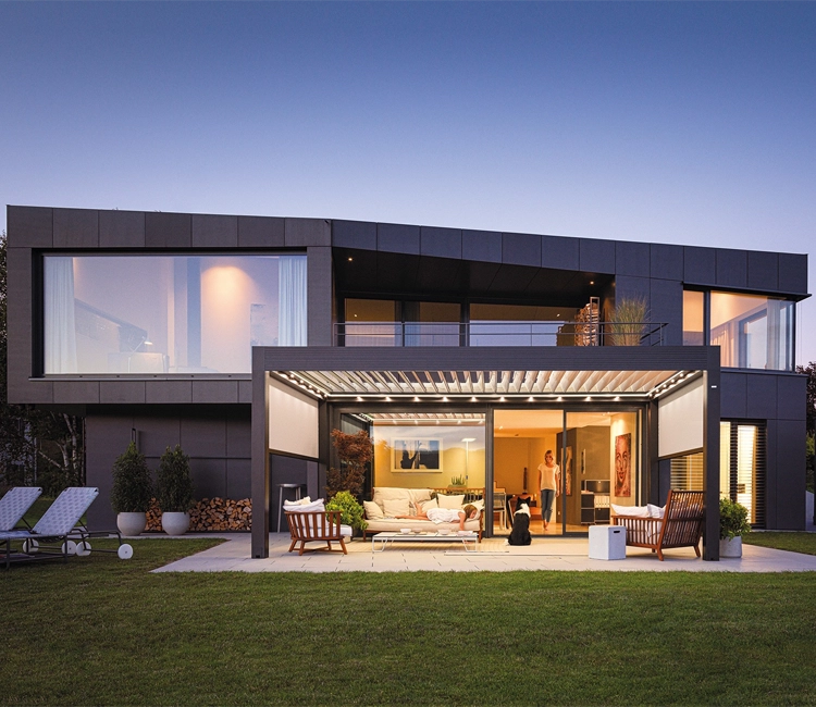 Groot huis met zwart aluminium overkapping