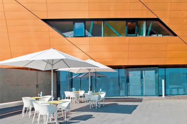 Buitenterras met witte parasols Buitenterras met witte parasols