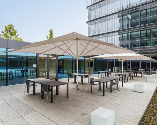 Witte parasols op terras Witte parasols op terras