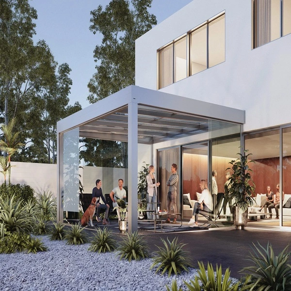 Moderne terrasoverkapping met een helder dak bevestigd aan een wit huis