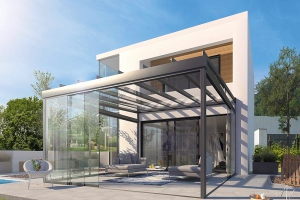 Moderne woning met glazen terrasoverkapping in ruime tuin Moderne woning met glazen terrasoverkapping in ruime tuin