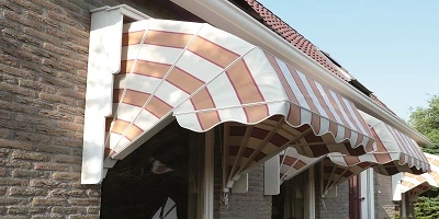 Close-up van rood-witte markies petmodel tegen een gevel Close-up van rood-witte markies petmodel tegen een gevel