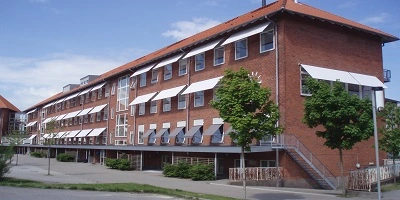 Gebouw met uitvalschermen met meerdere uitvalschermen Gebouw met uitvalschermen met meerdere uitvalschermen