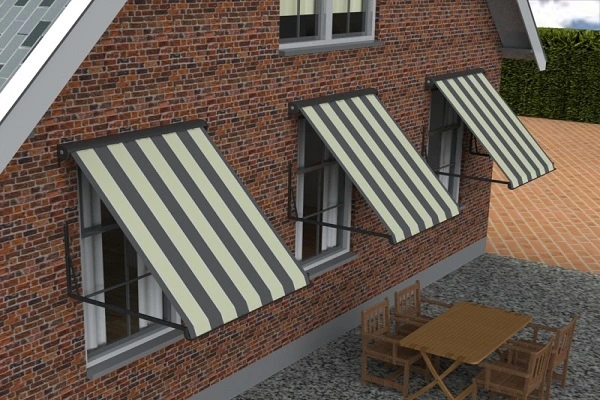 Gestreepte uitvalschermen aan de buitenkant van een bakstenen huis Gestreepte uitvalschermen aan de buitenkant van een bakstenen huis