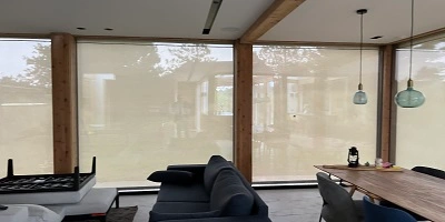 Interieur van een huis met screens voor grote ramen en een comfortabele zithoek Interieur van een huis met screens voor grote ramen en een comfortabele zithoek