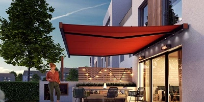 Knikarmscherm met stadszicht bij avondscherming Knikarmscherm met stadszicht bij avondscherming