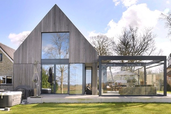 Luxe villa met landelijke uitstraling en stijlvolle overkapping Luxe villa met landelijke uitstraling en stijlvolle overkapping