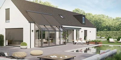 Modern huis met serrezonwering, tuin en zwembad Modern huis met serrezonwering, tuin en zwembad
