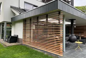 Realisatie houten louvre shutters sunshield