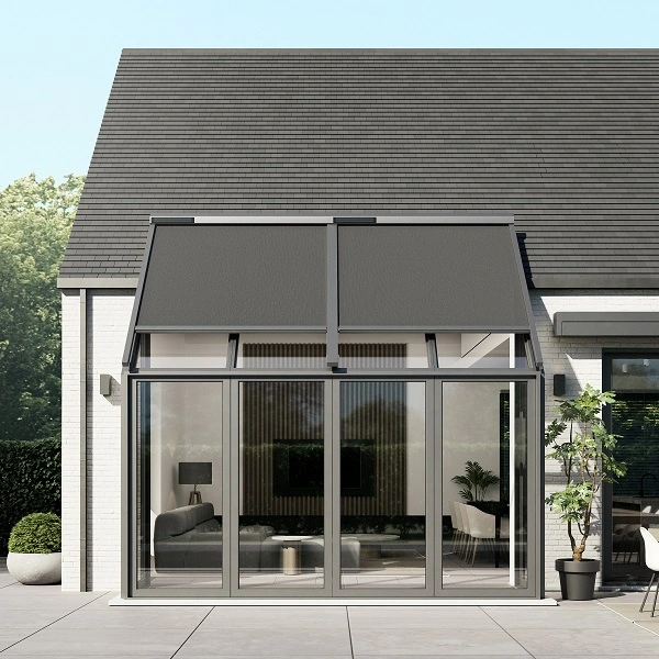 Solar serrezonwering boven glazendeuren en terras Solar serrezonwering boven glazendeuren en terras