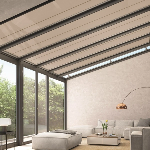 Stijlvolle serre met serrezonwering en uitzicht op tuin Stijlvolle serre met serrezonwering en uitzicht op tuin