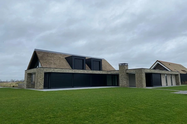 Villa met rieten dak en buiten jaloezieen Villa met rieten dak en buiten jaloezieen