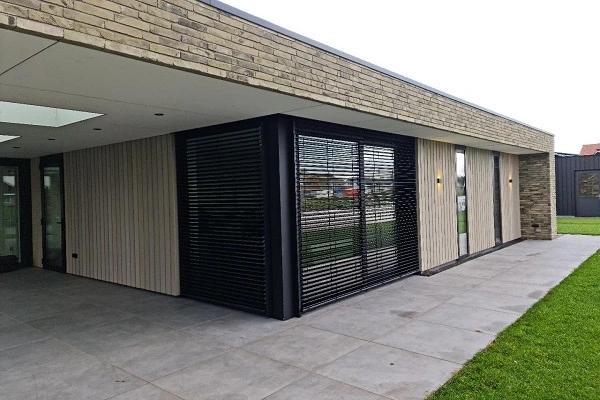 Woning met geïntegreerde buitenjaloezieën op een hoek Woning met geïntegreerde buitenjaloezieën op een hoek