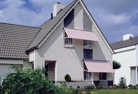 Woning met wit bakstenen gevel en uitvalscherm