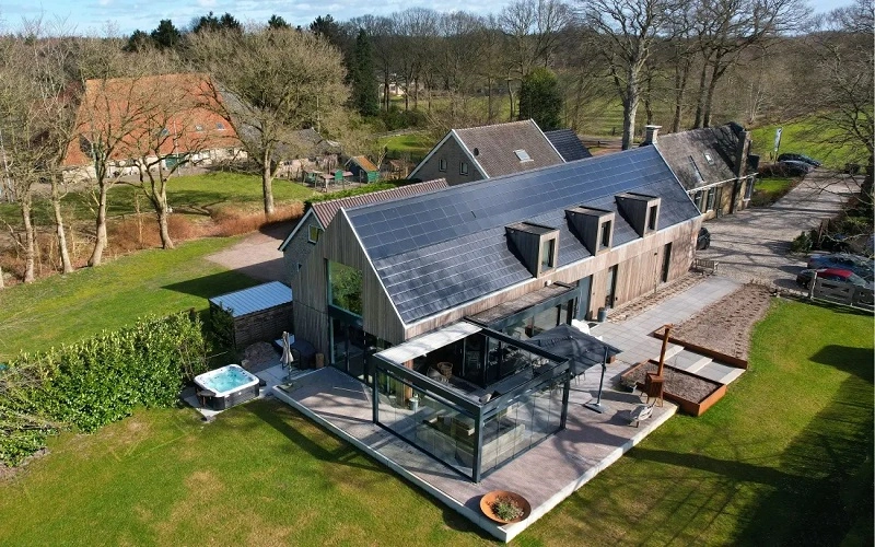 Boerderij met terrasoverkapping in landelijke omgeving Boerderij met terrasoverkapping in landelijke omgeving