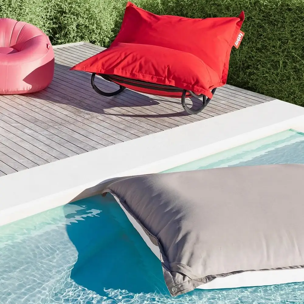 Aan het zwembad twee fatboy zitzakken