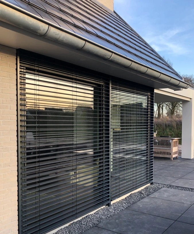 Buitenjaloezie met zwarte lamelkleur Buitenjaloezie met zwarte lamelkleur