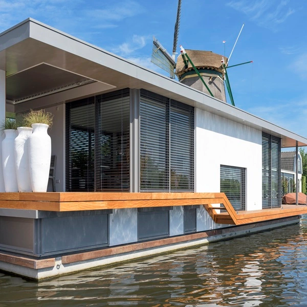 Buitenjaloezieen bij woonboot voor particulier gebruik