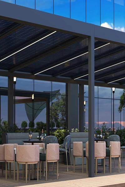 Buitenrestaurant met glazen overkapping en zonnepanelen Buitenrestaurant met glazen overkapping en zonnepanelen
