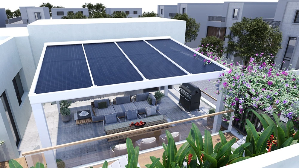 Een terras met comfortabele zitplaatsen en een glazen overkapping met zonnepanelen