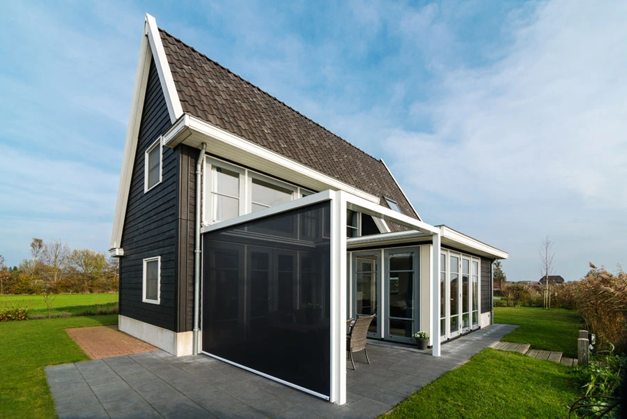 Elegante Qbus overkapping aan een hedendaagse woning met panoramisch uitzicht