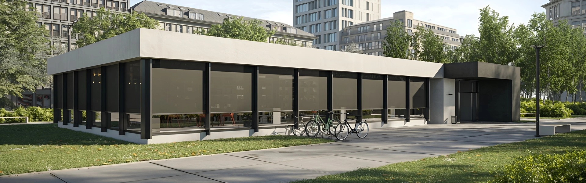 Gebouw met grote ramen voorzien van zonwerende doeken