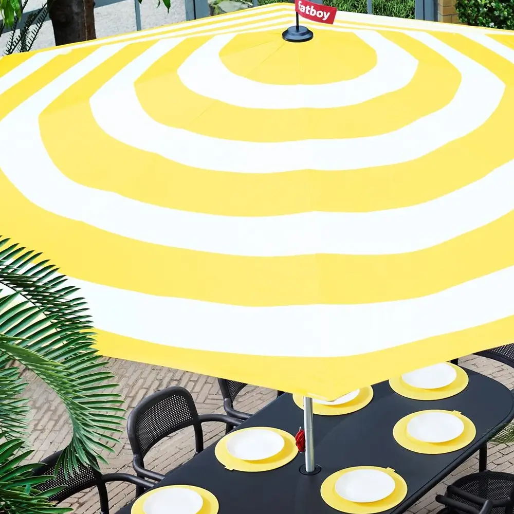 Geel met wit gestreepte parasol