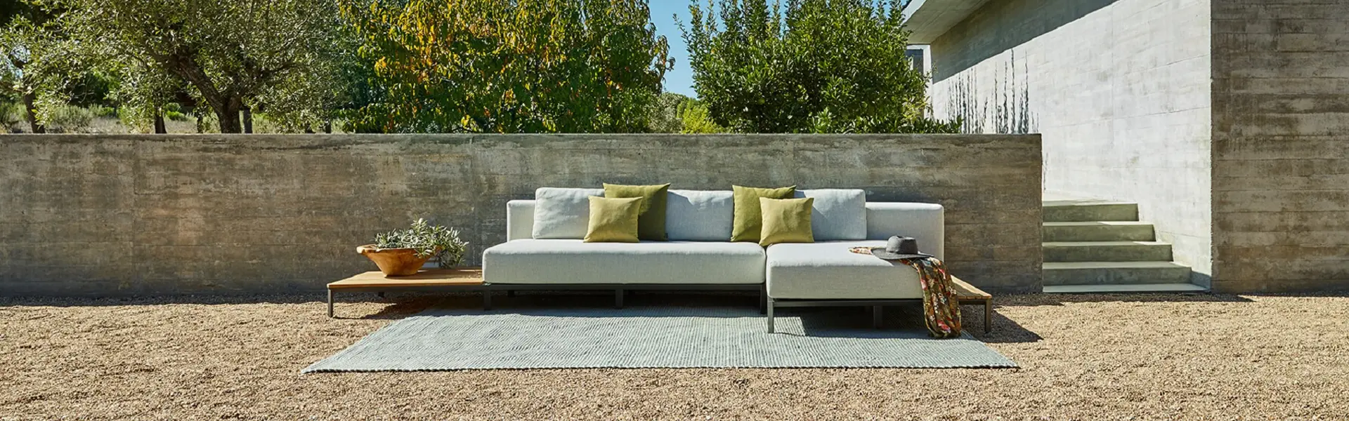 Grijze lounge bank voor buiten