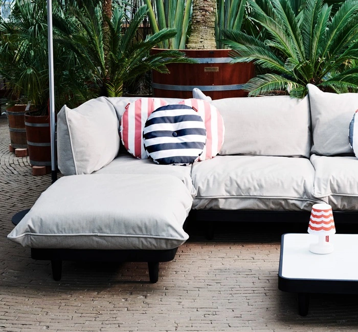 Grijze loungeset met groene omgeving Grijze loungeset met groene omgeving