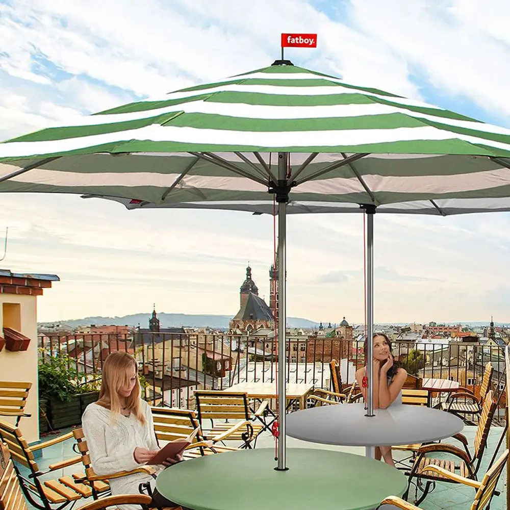 Groen wit gestreepte parasol op een terras