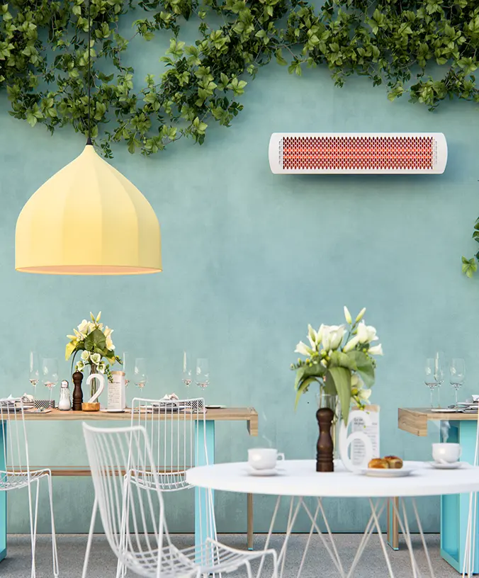 Heater op terras bij witte tafels Heater op terras bij witte tafels