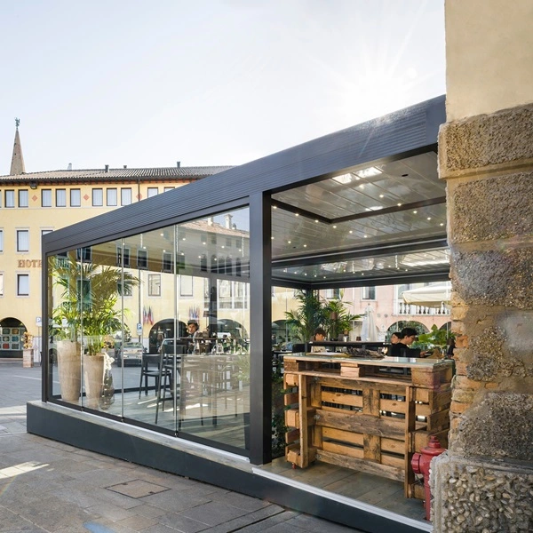 Lamellen overkapping Twist bij een restaurant