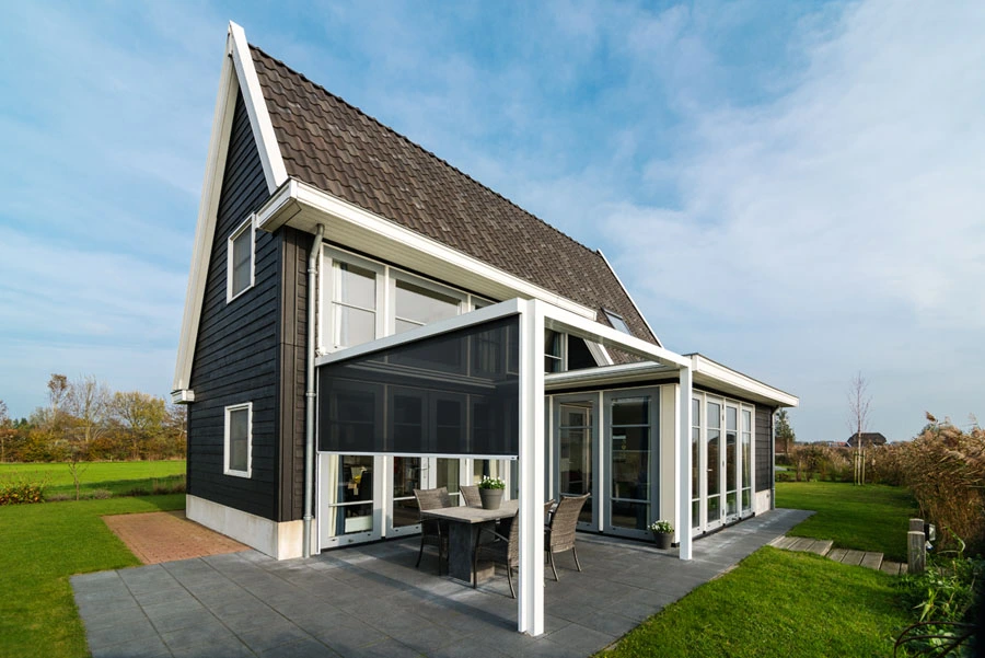 Moderne Qbus overkapping aan een woning met een uitgestrekte tuin
