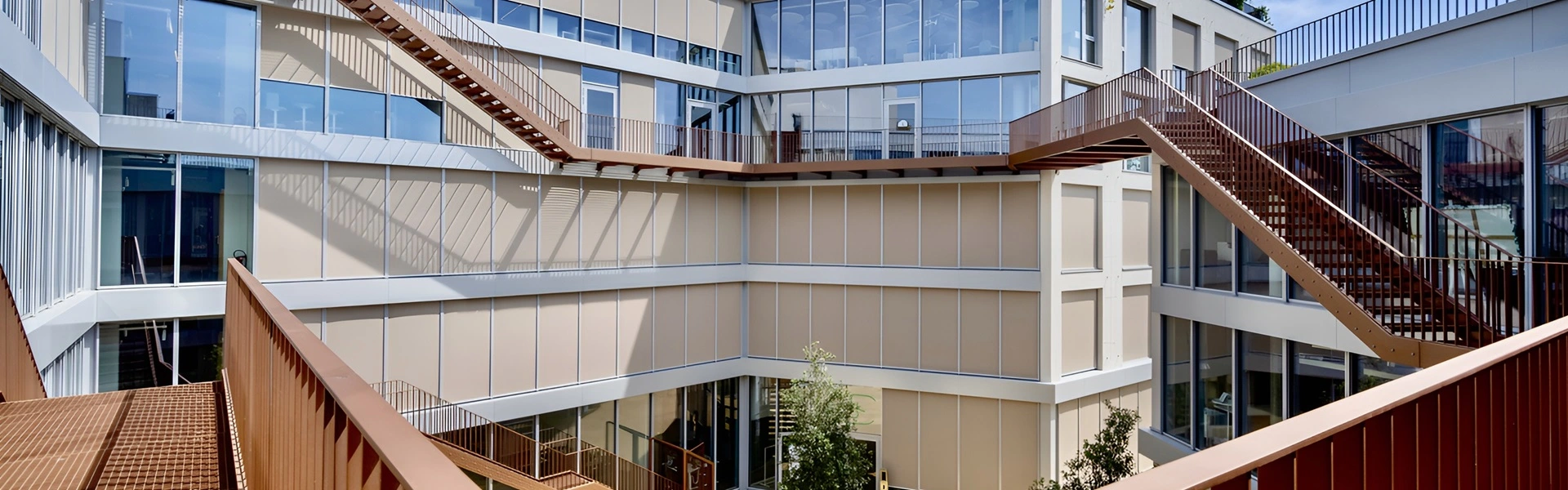 Moderne kantoorgebouw met glazen gevels en zonwerende doeken (1)