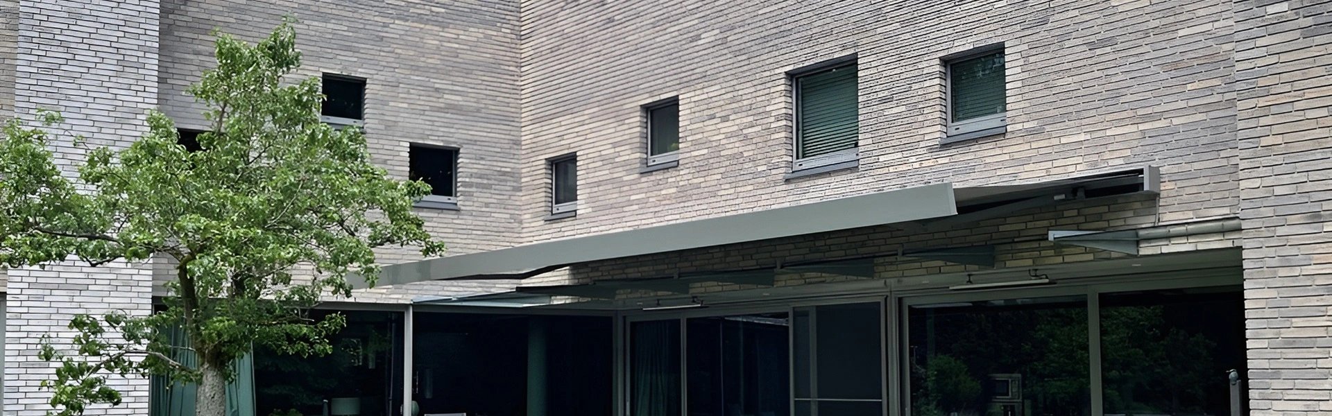 Moderne woning met grote ramen en een zonwering groen frame (1)