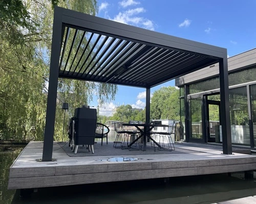 Overkapping met zwarte lamellen Overkapping met zwarte lamellen