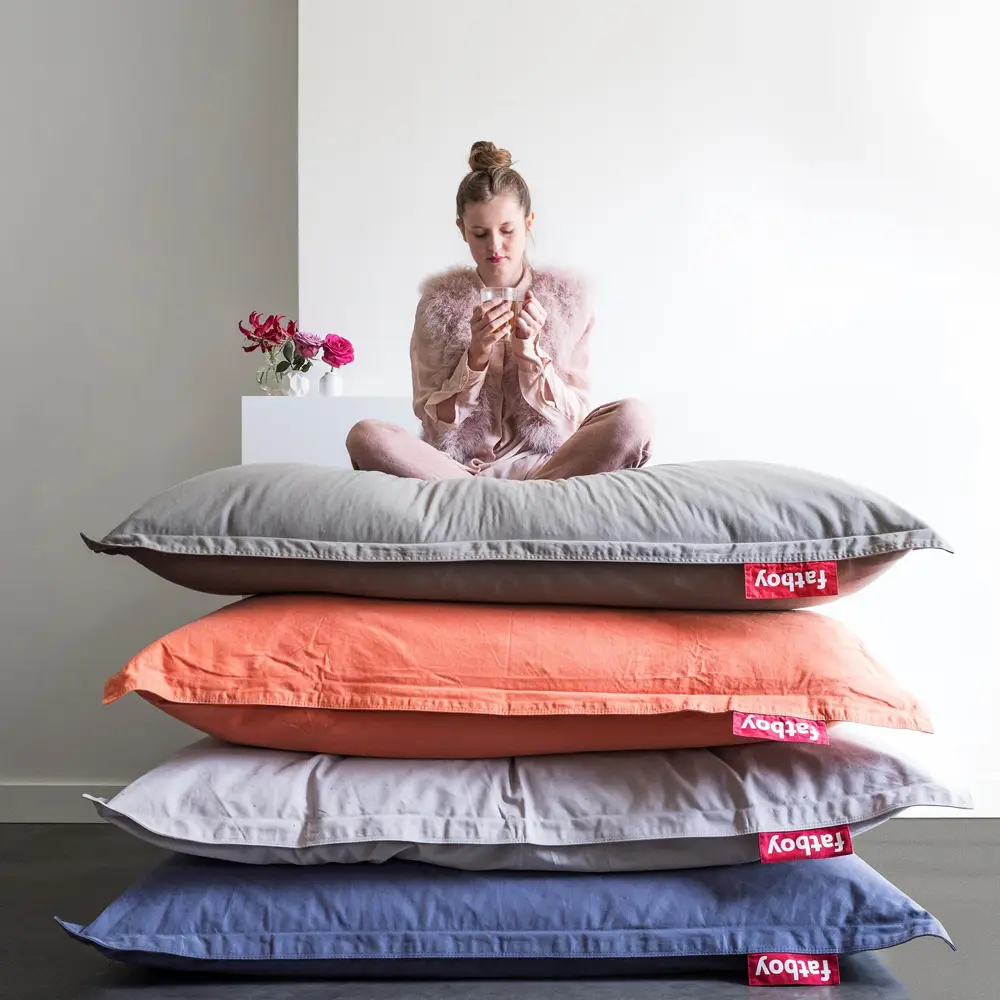 Stapel met outdoor fatboy zitzakken