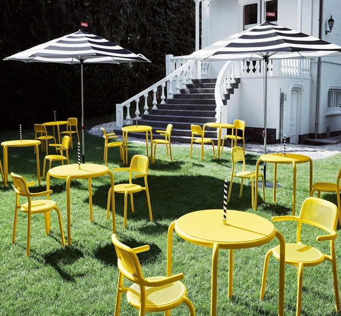 Terras met parasols en gele meubels Terras met parasols en gele meubels