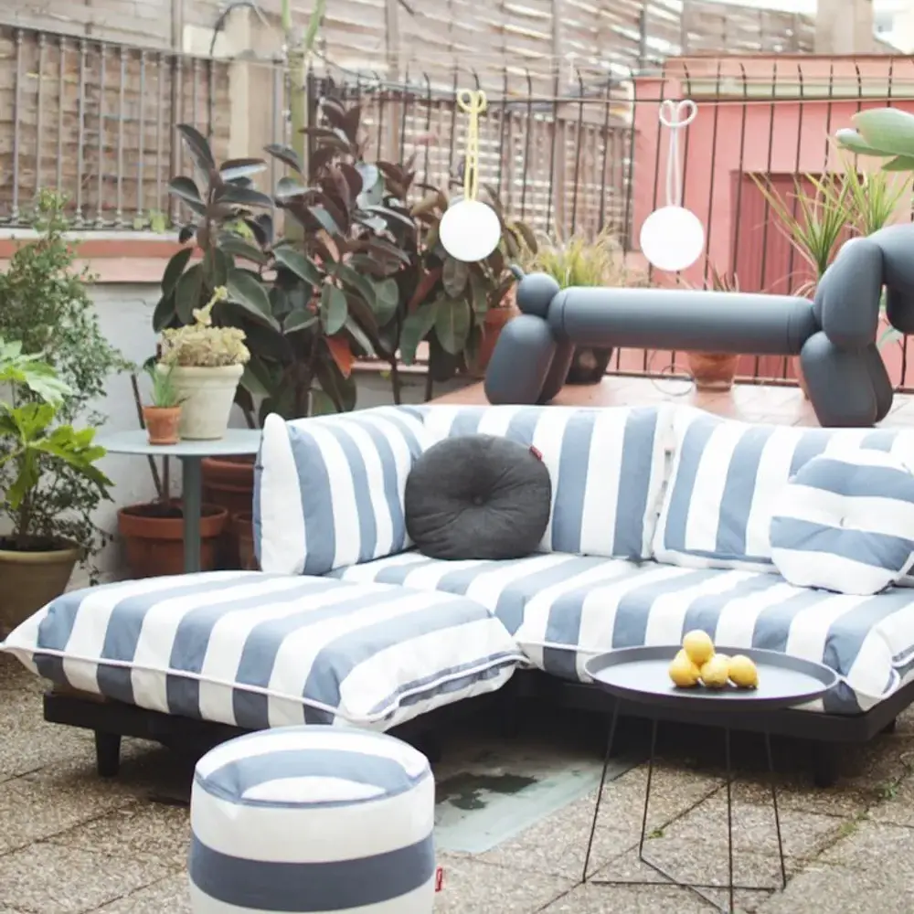 Tuinset met buitenpoef in blauw met wit gestreept