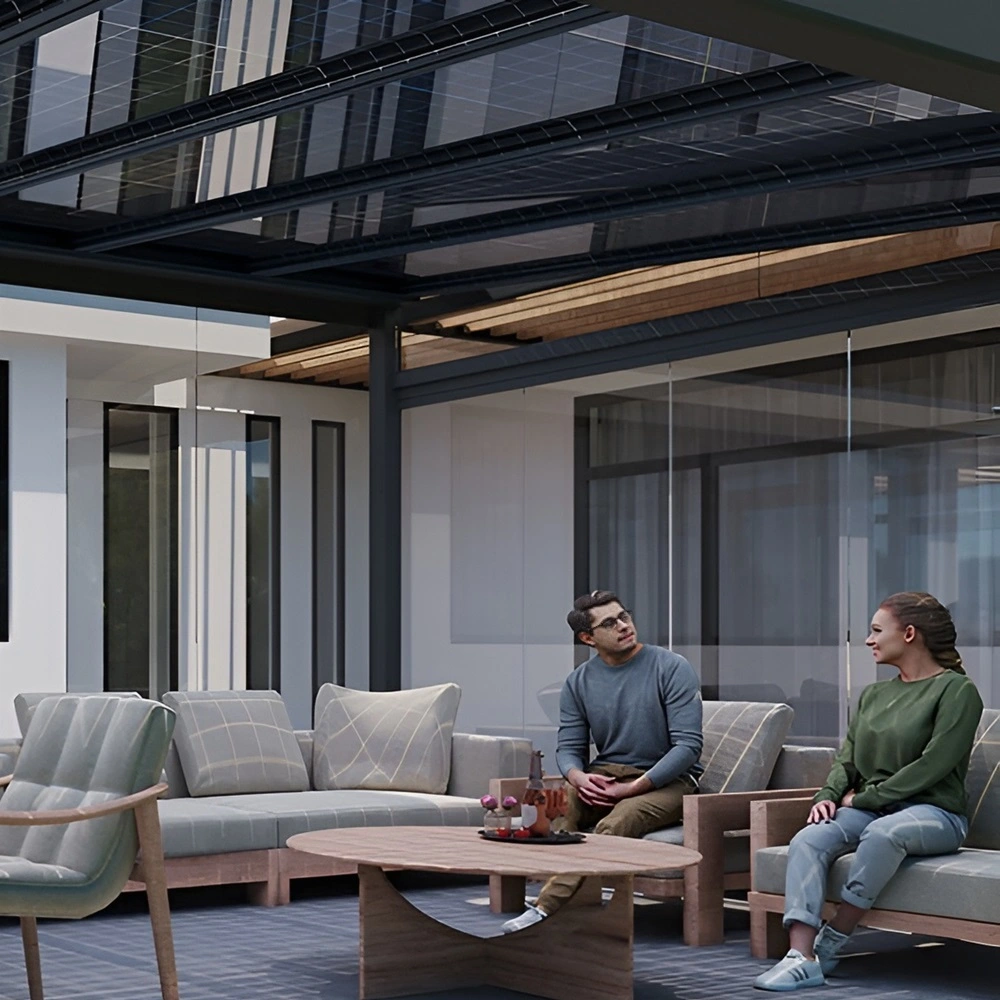 Twee mensen zitten onder een glazen overkapping met zonnepanelen