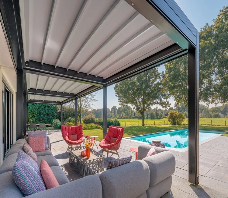 terras met vouwdak naast een prive zwembad, omgeven door groene omgeving