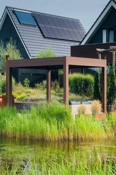 Aluminium overkapping lamellen Varia in tuin met vijver Aluminium overkapping lamellen Varia in tuin met vijver