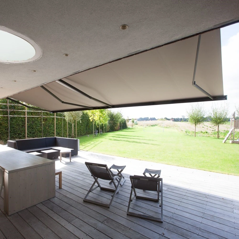 BX270 Knikarmscherm boven terras met eettafel en ligstoelen