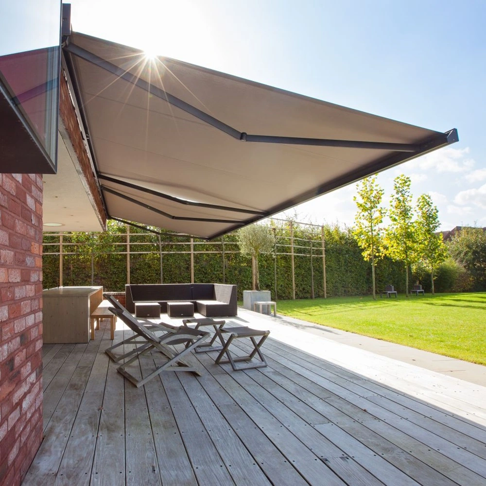 BX270 Knikarmscherm uitgeschoven boven houten terras met tuinmeubilair