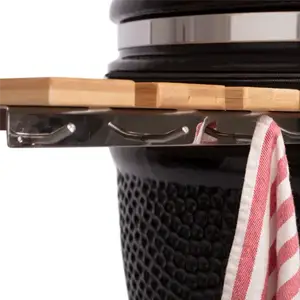 Bamboe houten zijtagel aan een barbecue Bamboe houten zijtagel aan een barbecue