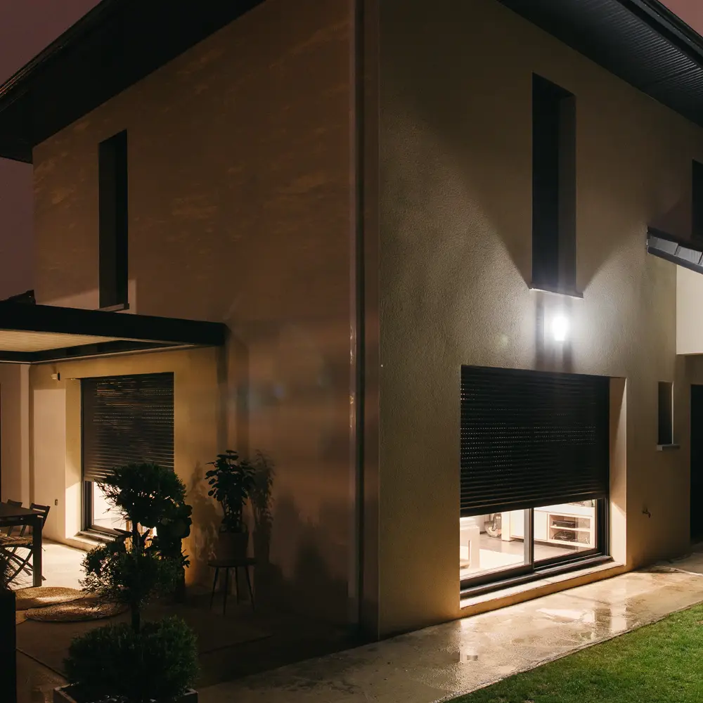 Beveiligde ramen met zwarte rolluiken