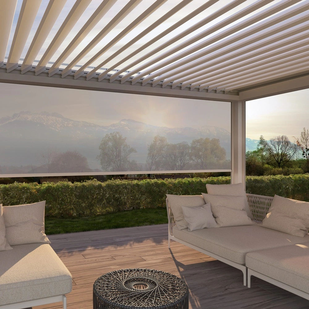 Binnenaanzicht van lamellen overkapping met uitzicht op de bergen